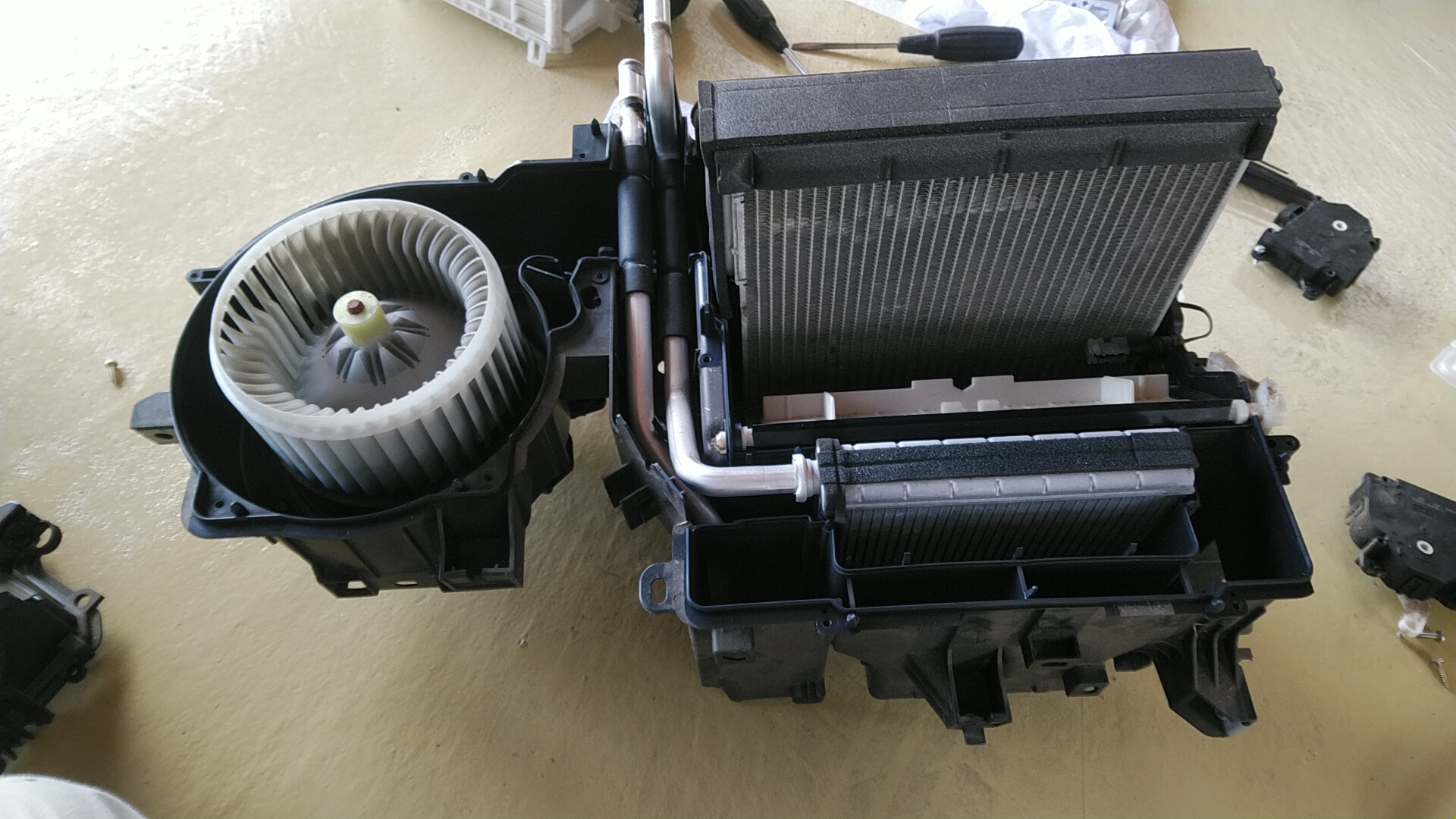 【タント】エアコンガス漏れ修理【エバポレーター交換】 はなまるおーと豊後高田市・車検・修理・鈑金塗装・愛車の事なら!